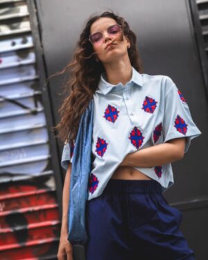 CROPPED EMBROIDERED SHIRT